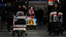 Penumpang mendorong troli barang bawaan saat tiba di Bandara Internasional Beijing pada Senin (20/1/2020). China berada di tengah-tengah kesibukan migrasi manusia tahunan ketika jutaan orang pulang ke kampung halaman mereka untuk menikmati libur Tahun Baru Imlek bersama keluarga. (WANG Zhao/AFP)