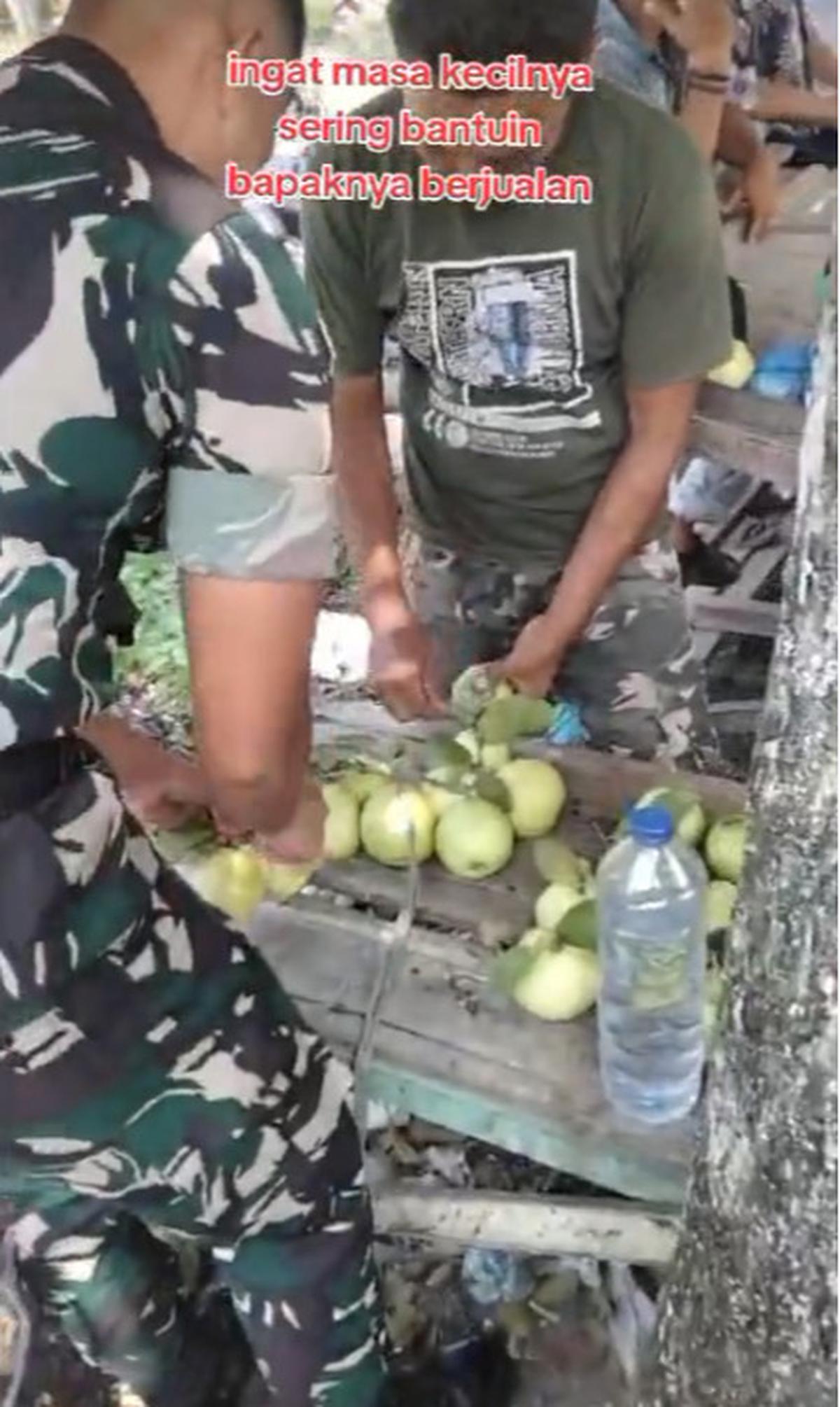Lepas Kerinduan, Momen TNI Pulang Temui Ayahnya Ini Bikin Haru