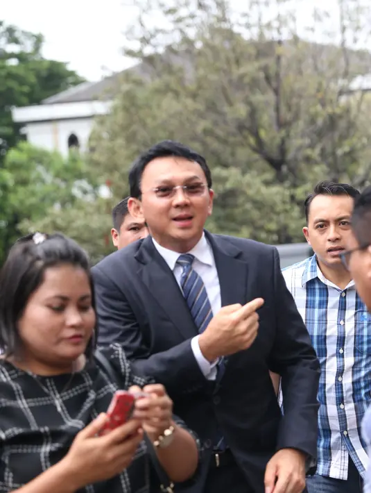 Kehadiran Ahok sempat membuat sedikit kehebohan para tamu undangan pernikahan Sandra Dewi dan Harvey Moeis. Terlihat beberapa tamu berebut untuk berfoto bersama dengan orang nomor satu di Jakarta itu. (Nurwahyunan/Bintang.com)