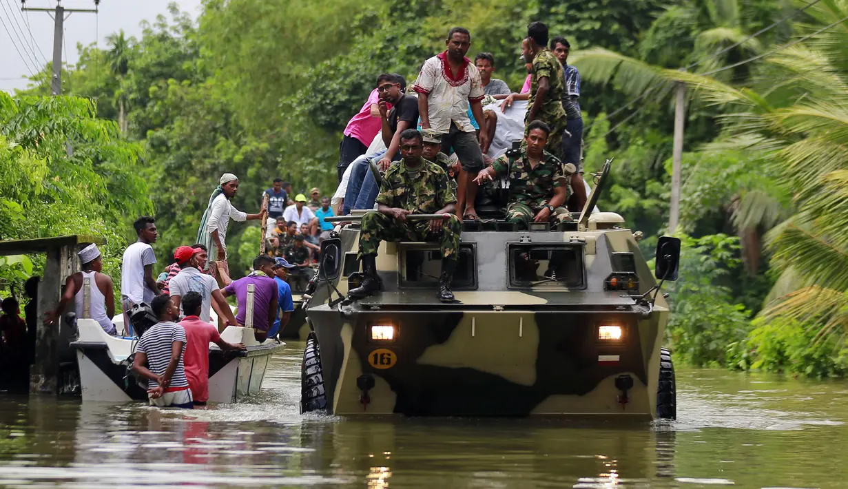 Mobil militer dikerahkan untuk mengevakuasi korban banjir di Sri Lanka, Minggu (28/5). Saat ini tercatat sudah ada 122 orang yang kehilangan nyawanya akibat bencana yang dipicu oleh hujan lebat di Sri Lanka. (AP Photo)