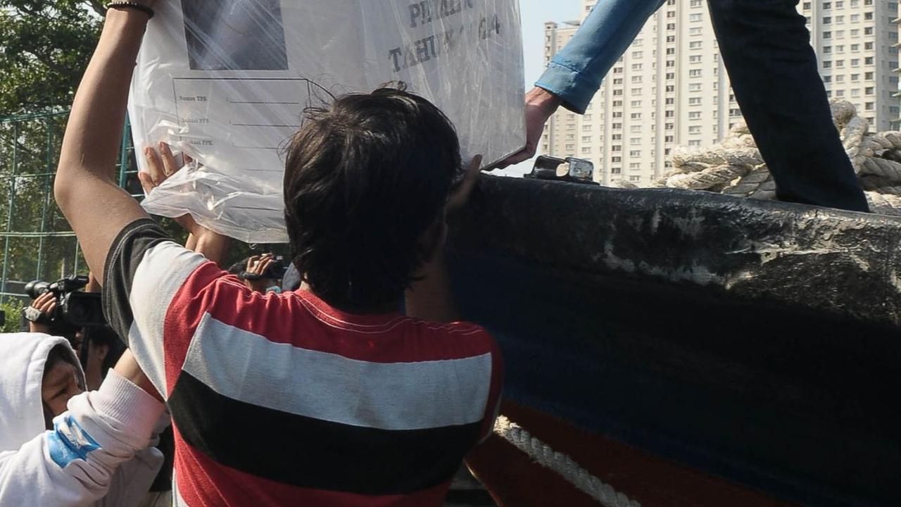 Pengiriman logistik Pemilu 2024 ini dilakukan menggunakan kapal ojek atau kapal tradisional.&nbsp;Foto: Merdeka.com/Imam Buhori