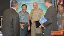 Citizen6, Jakarta: Panglima TNI Laksamana TNI Agus Suhartono, S.E, berbincang-bincang dengan para peserta yang hadir, di Hotel Sultan Jakarta, Rabu (23/3). (Pengirim: Badarudin Bakri Badar)
