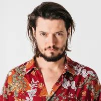 Ilustrasi Model Rambut Pria Panjang Tipis Samping (credit: freepik.com)