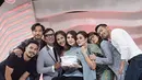 "Setelah 8 tahun lebih bergabung dengan keluarga @1nserttranstv ..akhirnya hari ini..merupakan hari terakhir aq siaran di program kesayangan..beraat??pastii..sediih??bangeeet..," tulis Fenita. (Instagram/fenitarie)