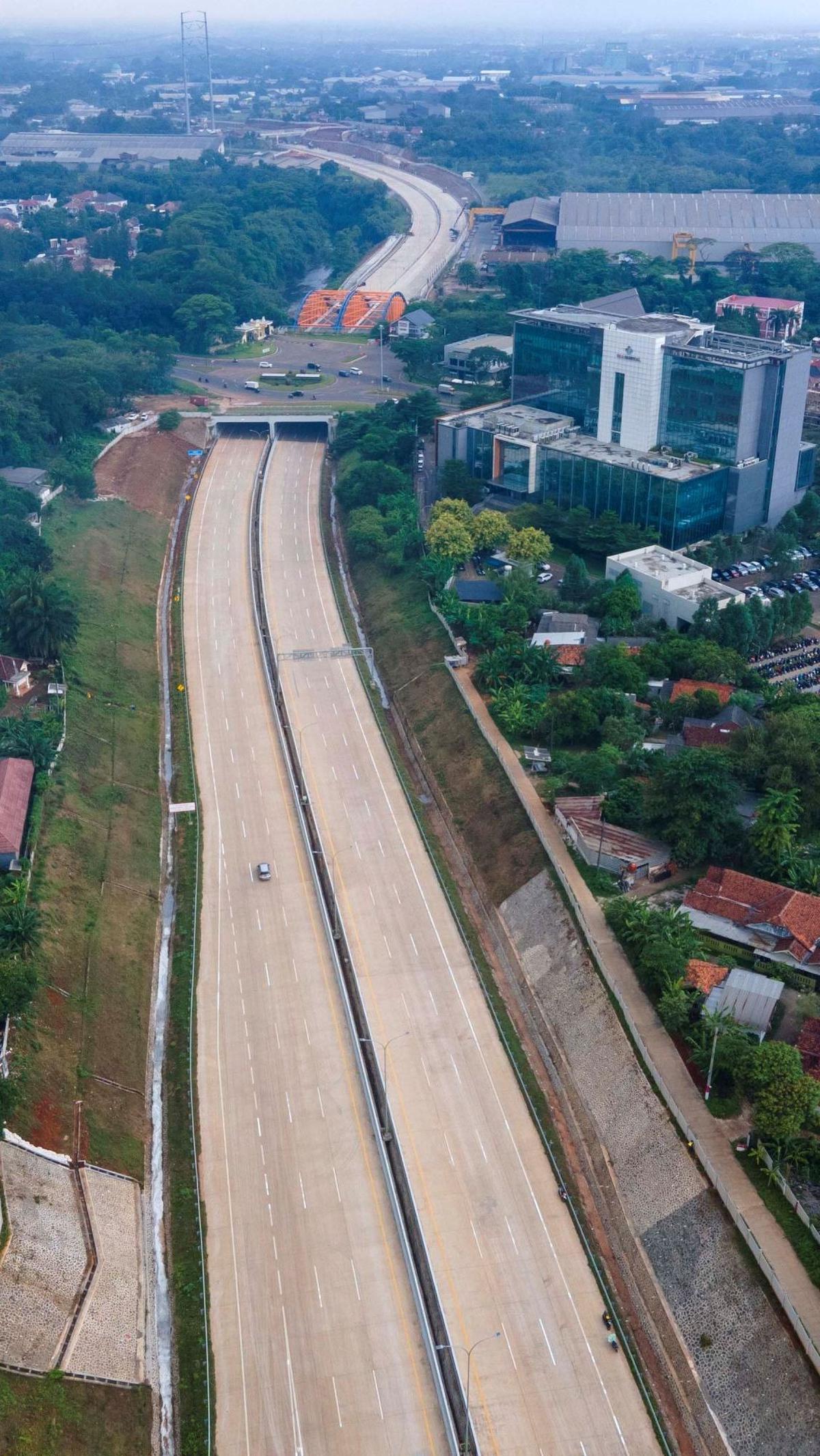 Foto area tol Cimanggis-Cibitung di pintu tol Nagrak Kota Wisata Cibubur, Jawa Barat, Sabtu (29/6/2024). Foto: merdeka.com / Imam Buhori<br>