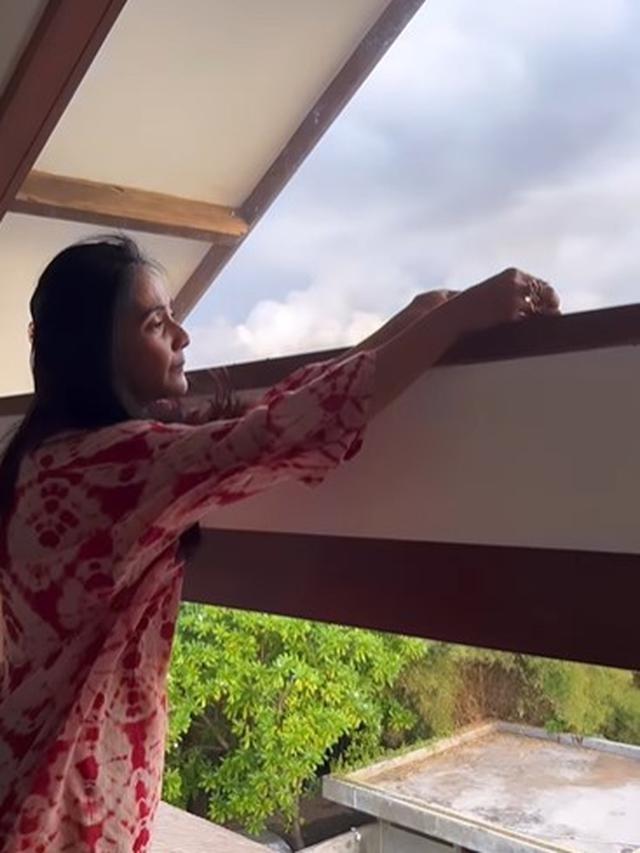 Maudy Koesnaedi selamatkan burung kecil (Instagram/maudykoesnaedi)