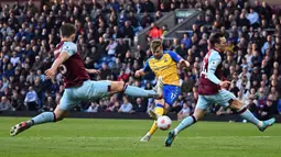 Pemain Southampton Stuart Armstrong (tengah) menendang bola yang diblok pemain Burnley pada pertandingan Liga Inggris di Turf Moor, Burnley, Inggris, 21 April 2022. Burnley menang 2-0. (Oli SCARFF/AFP)