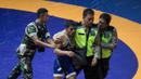Kericuhan di arena gulat pda PON XIX sudah terjadi berulang kali. (Bola.com/Vitalis Yogi Trisna)