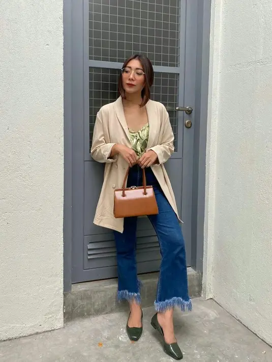 Sesekali, Claradevi juga memadukan busana vintagenya dengan fashion item yang lebih modern. Warna cokelat dari outer dan tas dapat memberikan sentuhan vintage pada stylemu. (Instagram.com/lucedaleco).