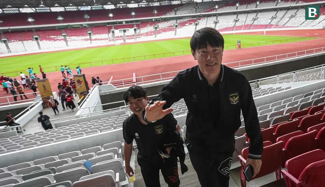 <p>Pelatih kepala Timnas Indonesia U-20, Shin Tae-yong berjalan meninggalkan lapangan setelah acara hitung mundur 100 hari Piala Dunia U-20 2023 yang berlangsung di Stadion Utama Gelora Bung Karno (SUGBK), Jakarta, Kamis (09/02/2023). Piala Dunia U-20 2023 akan berlangsung pada 20 Mei 2023 mendatang di Indonesia. (Bola.com/Bagaskara Lazuardi)</p>
