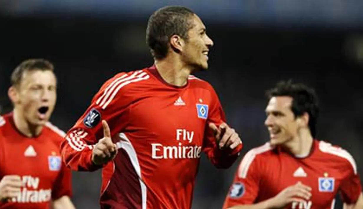 Hamburg's Jose Paolo Guerrero celebrates after scoring the opening goal against Manchester City during the UEFA Cup quarter-final second leg at the City of Manchester Stadium on April 16, 2009. AFP PHOTO/Adrian DENNIS
