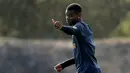 Pemain Manchester United (MU) Paul Pogba mengacungkan jempol saat berlatih jelang menghadapi Barcelona pada leg pertama perempat final Liga Champions 2018/2019 di Aon Training Complex, Manchester,Inggris, Selasa (9/4). MU siap menjamu Barcelona di Old Trafford. (Reuters/Lee Smith)