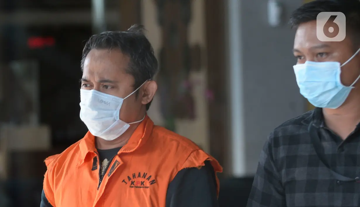 Direktur Utama PT Glori Karsa Abadi, Rahadian Azhar dikawal petugas usai menjalani pemeriksaan pertama pasca penahanan di Gedung KPK, Jakarta, Jumat (8/5/2020). Rahadian diperiksa sebagai tersangka terkait dalam kasus suap pemberian fasilitas di Lapas Sukamiskin, Bandung. (merdeka.com/Dwi Narwoko)