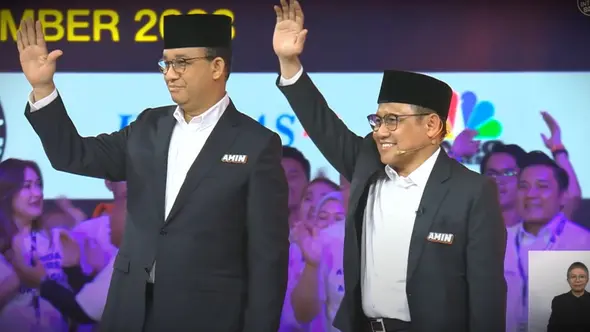 <p>Calon Wakil Presiden Muhaimin Iskandar atau Cak Imin bersama Capres Anies Baswedan di arena debat cawapres perdana di JCC Senayan, Jakarta, Jumat (22/12/2023). (Foto: Tangkapan layar dari Youtube KPU).</p>