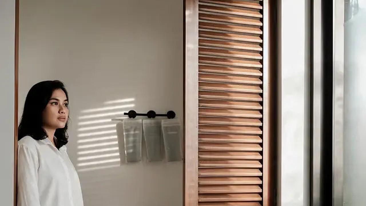 9 Tips Handuk Tetap Kering Meski Disimpan di Kamar Mandi, Anti Apek