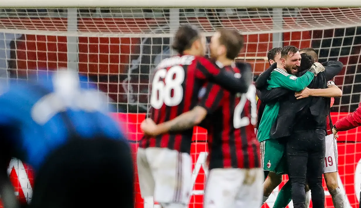 Kiper AC Milan Antonio Donnarumma menerima ucapan selamat dari pelatih Gennaro Gattuso pada akhir laga perempat final Coppa Italia di San Siro, Kamis (28/12). AC Milan sukses melaju ke semifinal usai menundukan Inter Milan 1-0. (AP/Antonio Calanni)