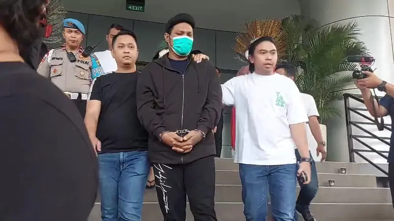Potret Virgoun Jalani Pemeriksaan Kesehatan Usai Ditangkap karena Narkoba -  ShowBiz Liputan6.com