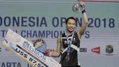 Pebulutangkis Taiwan, Tai Tzu Ying, melakukan selebrasi usai mengalahkan wakil Cina, Chen Yufei, pada final Indonesia Open 2018 di Istora Senayan, Jakarta, (8/6/2018). Tai Tzu Ying menang 21-23 21-15 21-9. (Bola.com/M Iqbal Ichsan)