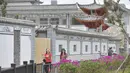 Para wisatawan mengunjungi Desa Gusheng di Dali, Provinsi Yunnan, China barat daya, pada 14 September 2020. Terletak di tepi Danau Erhai, Desa Gusheng menuai manfaat dari perbaikan ekologis Danau Erhai dan peningkatan jumlah wisatawan yang berkunjung. (Xinhua/Chen Xinbo)