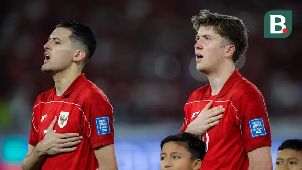 Justin Hubner dan Ole Romeny dalam pertandingan Timnas Indonesia melawan Bahrain di SUGBK, Jakarta, Selasa (25/3/2025). (Bola.com/Bagaskara Lazuardi)