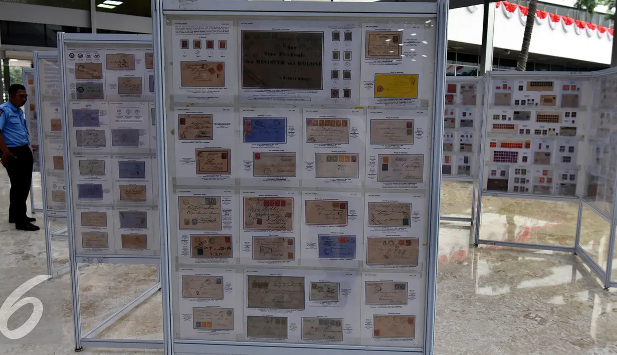 Pameran "Politik dalam Prangko" digelar 19-26 Agustus 2016 menampilkan sebanyak 960 lembar koleksi perangko dari tahun 1700-an yang merekam mengabadikan peristiwa politik pada zamannya, Jakarta, Kamis (19/8). (Liputan6.com/Johan Tallo)