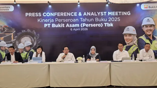 Direktur Utama PT Bukit Asam (Persero) Tbk atau PTBA, Arsal Ismail dalam Konferensi Pers di Jakarta, Senin (6/4/2026). (Liputan6.com/Arief)