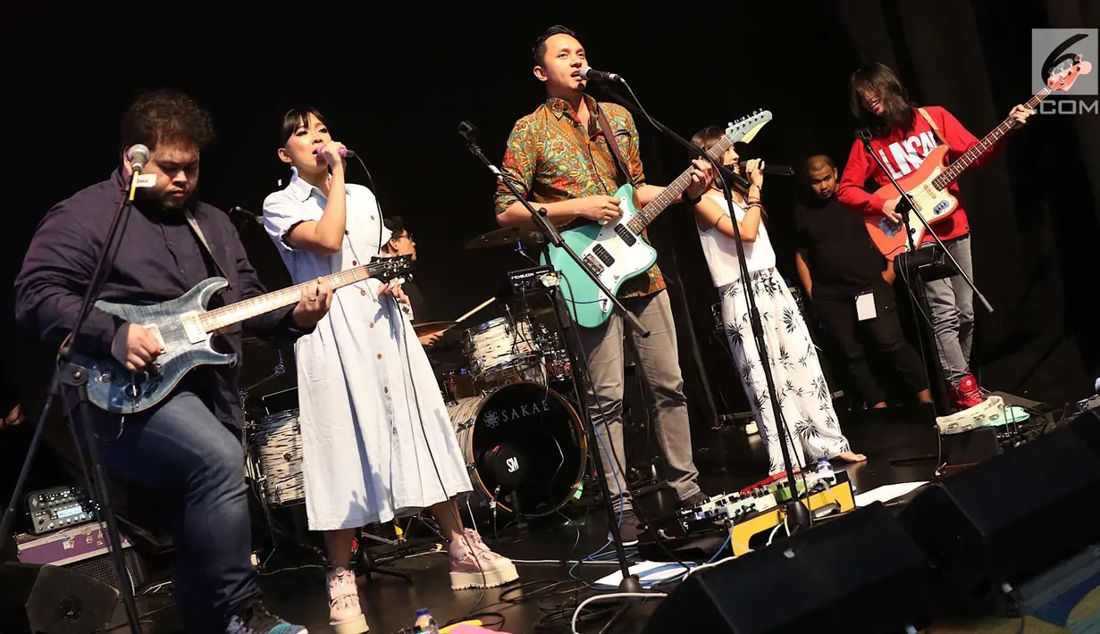 Grup musik Barasuara tampil dalam acara XYZ Day 2018 di Jakarta, Rabu (25/4). XYZ Day 2018 merupakan ajang perkenalan dari bersatunya media daring terkemuka yaitu PT Liputan Enam Dot Com dan PT KapanLagi Dot Com Networks. (Liputan6.com/Immanuel Antonius)