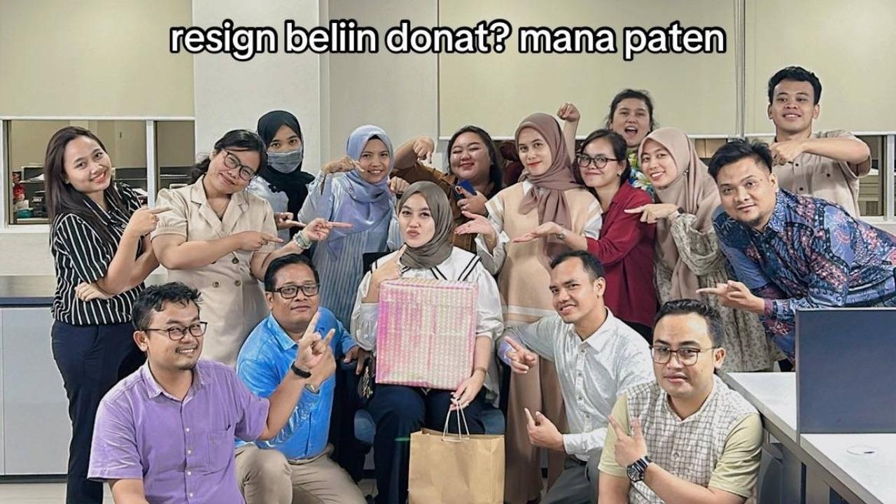 Wanita Ini Abadikan Momen Pamit dari Kantor dengan Cara Unik, Buat Bingkisan Rapi Lengkap dengan Stiker Wajahnya