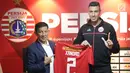 Pemain baru Persija, Alexandre Luiz Reame atau Xandao (kanan) berpose bersama CEO Persija, Ferry Paulus di Jakarta, Jumat (30/8/2019). Di Brasil, pemain berusia 31 tahun ini meniti karier dengan membela klub Fluminese dan Sao Laolo sebelum bermain untuk klub Eropa. (Liputan6.com/Helmi Fithriansyah)