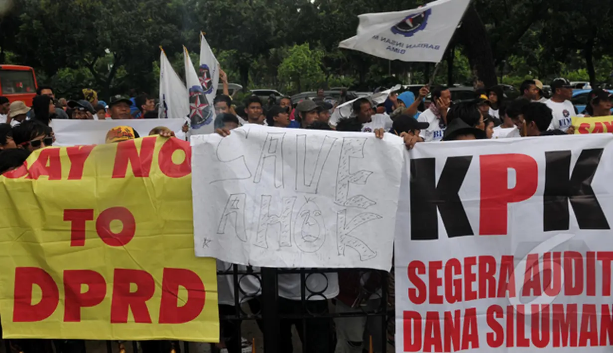 Aneka atribut dibawa oleh ratusan orang saat aksi di depan Balaikota, Jakarta, senin (2/3/2015). Aksi ini sebagai bentuk dukungan kepada Gubernur Ahok yang sedang bersitegang dengan DPRD DKI Jakarta (Liputan6.com/Johan Tallo)