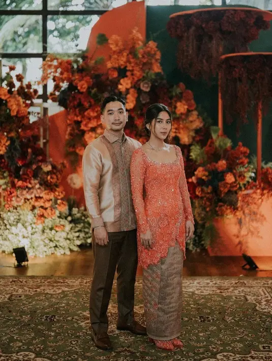 Adinda Thomas tampil anggun dengan kebaya berwarna orange di hari lamarannya [instagram/adindathomas]