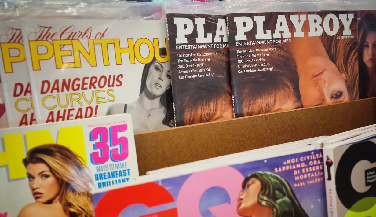 Majalah Playboy edisi November 2015 terlihat di toko buku di Maryland, Selasa (13/10). Majalah Playboy menyatakan berhenti memuat foto wanita telanjang karena perkembangan internet membuat majalah porno tak lagi menjadi komersial. (AFP PHOTO/Mandel NGAN)