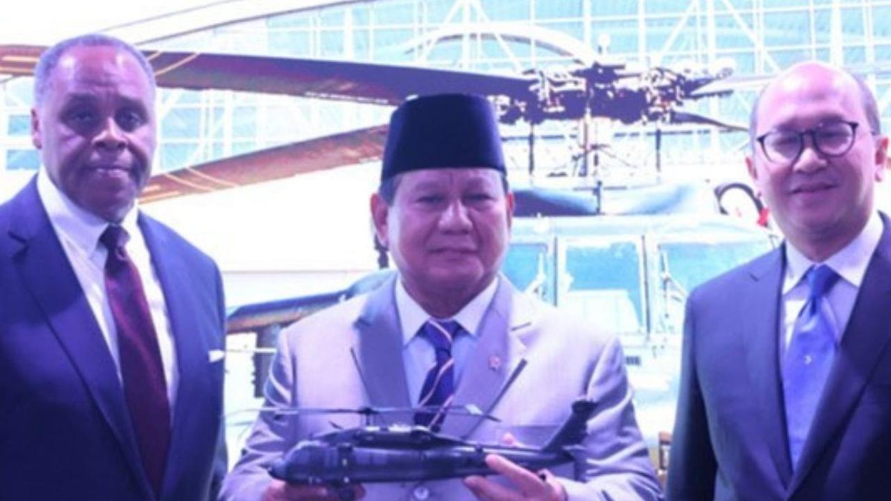 Setelah menandatangani pembelian pesawat tempur F 15EX, Menhan Prabowo Subianto kembali memboyong alutsista anyar dari Amerika Serikat untuk memperkuat TNI.<br><br>Prabowo kali ini memborong 24 unit Helikopter Sikorsky S-70M Black Hawk tipe GFA yang diban