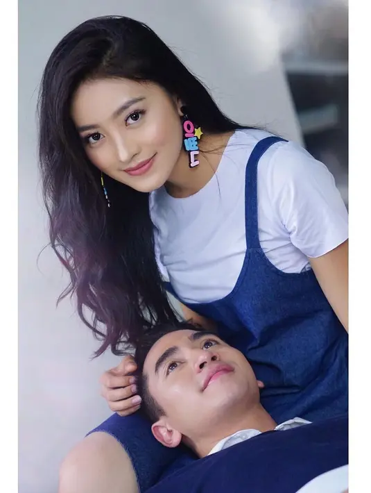 Dengan lilin di tengah simbol hati. Dalam foto yang diunggah Verrel, terlihat kedua pasangan kekasih ini senyum ceria. Tatapan anak aktris dan politisi Venna Melinda itu menghadap ke kamera. (Instagram/natashawilona12)