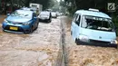 Sejumlah kendaraan menerobos banjir yang merendam Jalan Lapangan Banteng Utara, Jakarta, Kamis (15/2). Hujan deras yang mengguyur dan buruknya drainase menyebabkan kawasan itu banjir hingga setinggi lutut orang dewasa. (Liputan6.com/Immanuel Antonius)