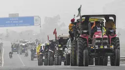 Para petani mrmbawa traktor berpartisipasi dalam unjuk rasa di Jalan Tol Kundli – Manesar – Palwal (KMP) di Kundli di negara bagian Haryana (7/1/2021). Serikat petani menuntut pencabutan tiga undang-undang pertanian baru dan pengadaan tanaman dengan Harga Dukungan Minimum (MSP). (AFP/Prakash Singh)