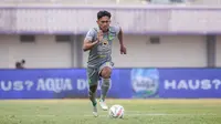 Pemain Persebaya Surabaya, Arief Catur Pamungkas menggiring bola saat laga lanjutan BRI Liga 1 2023/2024 antara Dewa United melawan Persebaya Surabaya di Indomilk Arena, Tangerang, Sabtu (30/09/2023). (Bola.com/Bagaskara Lazuardi)