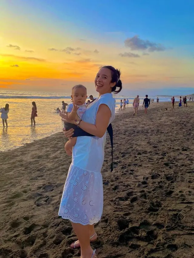 Dea Ananda sering kali liburan ke pantai, berikut potret bareng buah hati