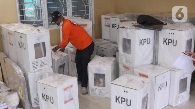 Distribusi Logistik Pilkada Tangerang Selatan ke TPS