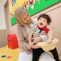 Cut Meyriska sangat rajin mengunggah fotonya dengan kedua buah hati. Namun, anak keduanya, Jourell selalu jadi sorotan publik lantaran memiliki wajah yang tampan di usia 1 tahun