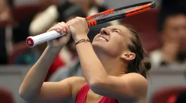 Petenis Rumania, Simona Halep merayakan kemenangan atas petenis Latvia, Jelena Ostapenko pada semifinal China Terbuka 2017 di Beijing, Sabtu (7/1). Kemenangan ini menjadikan Halep berada pada peringkat 1 dunia petenis wanita. (AP/Mark Schiefelbein)