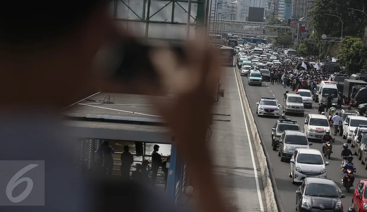 Sejumlah kendaraan terjebak kemacetan saat berlangsungnya sidang perdana Basuki Tajahaja Purnama (Ahok) di eks PN Jakarta Pusat, Selasa (13/12). Arus lalulintas depan pengadilan dipadati kendaraan petugas dan pengunjung sidang (Liputan6.com/Faizal Fanani)