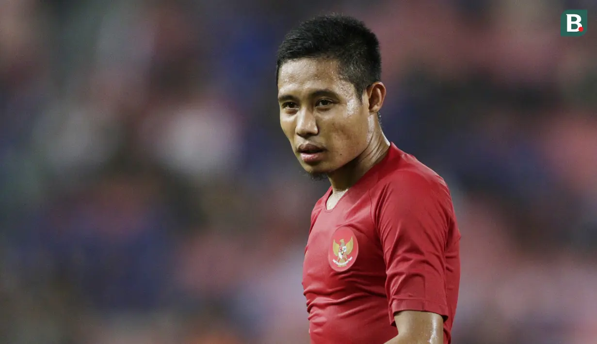 Gelandang Timnas Indonesia, Evan Dimas, mengamati rekannya saat melawan Thailand pada laga Piala AFF 2018 di Stadion Rajamangala, Bangkok, Sabtu (17/11). Thailand menang 4-2 dari Indonesia. (Bola.com/M. Iqbal Ichsan)