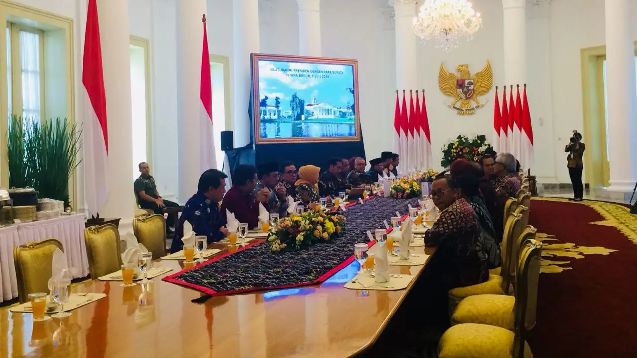 Presiden Jokowi bersama 23 Kepala Daerah di Istana Bogor. (Dok Merdeka.com)