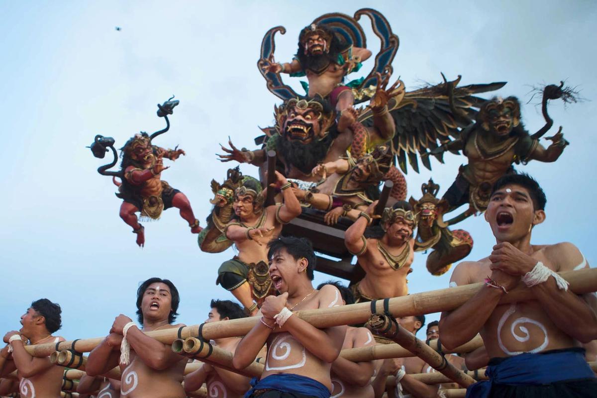 FOTO: Pawai Ogoh Ogoh Semarakkan Malam Pengerupukan di Denpasar