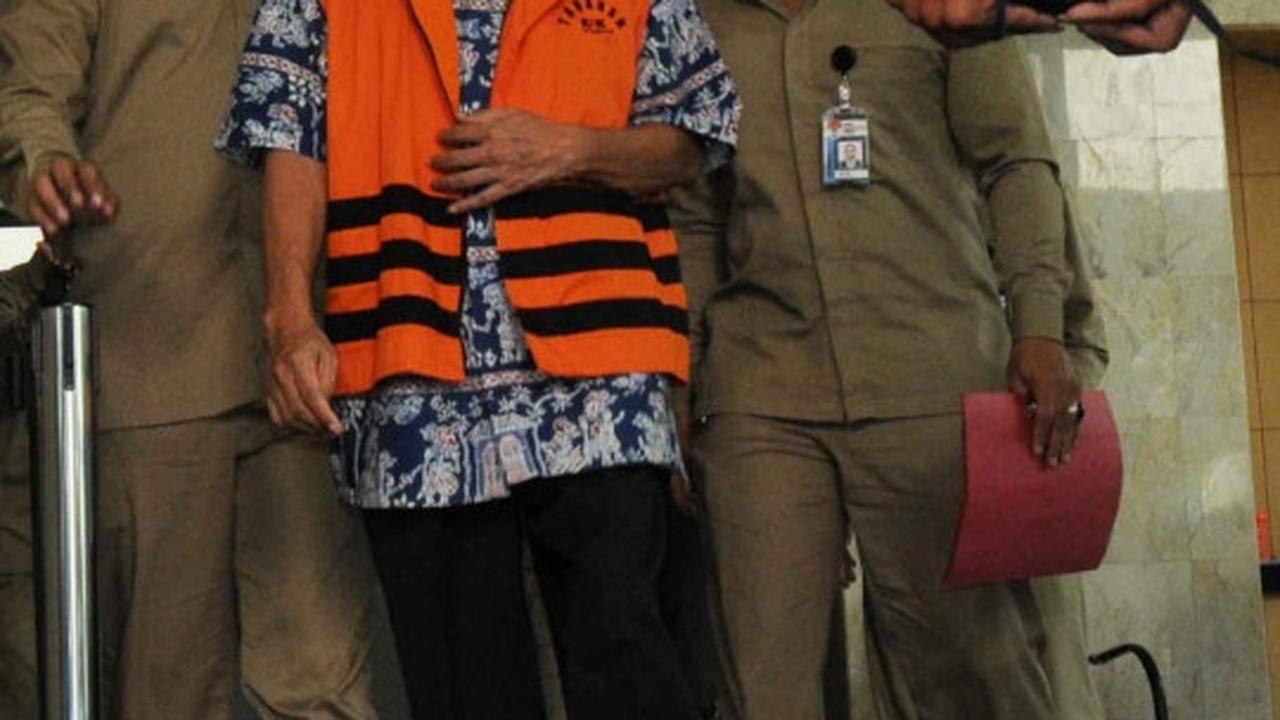 Usai diperiksa KPK, Jero Wacik umbar senyuman
