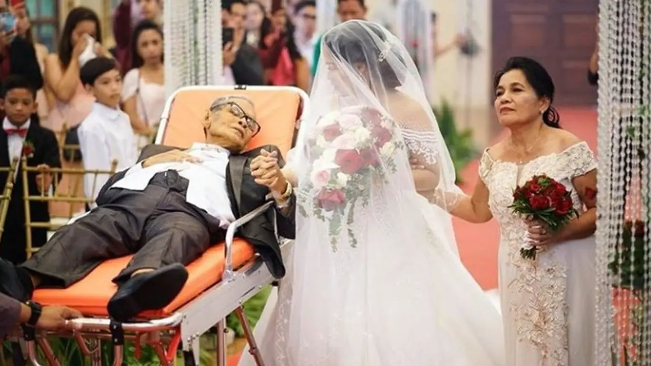 Sakit keras, Ayah Ini Nekat Gunakan Tandu Untuk Dampingi Putrinya Saat Hari Pernikahan