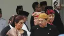 Menteri Kelautan dan Perikanan, Susi Pudjiastuti mengenakan pakaian adat saat mengikuti upacara Hari Lahir Pancasila di gedung Pancasila, Jakarta, Kamis (1/6). (Liputan6.com/Angga Yuniar)