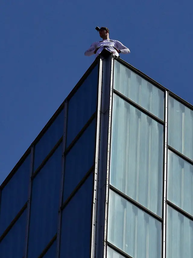 Nekat, Pria Inggris Panjat Gedung Pencakar Langit di Barcelona Tanpa Alat Pengaman