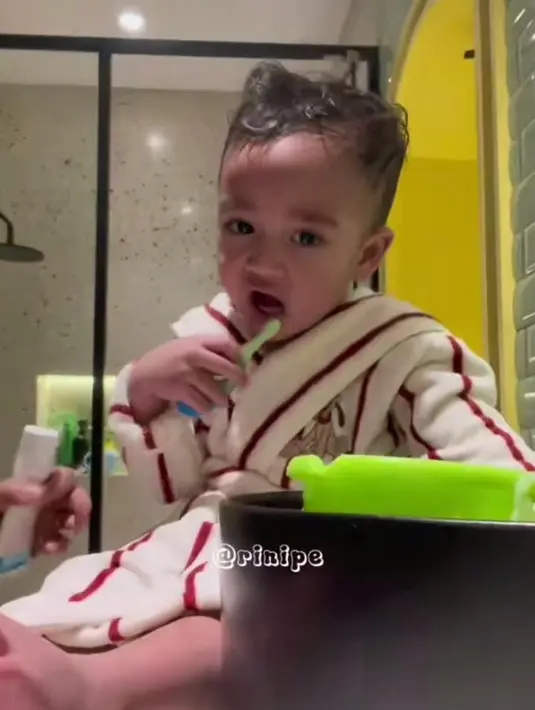 Meskipun didampingi pengasuh, Rayyanza juga menunjukkan kemandirian dengan menggosok giginya sendiri.